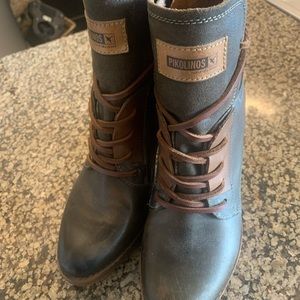 Practically new leather boots very cute ! Size 8 /38